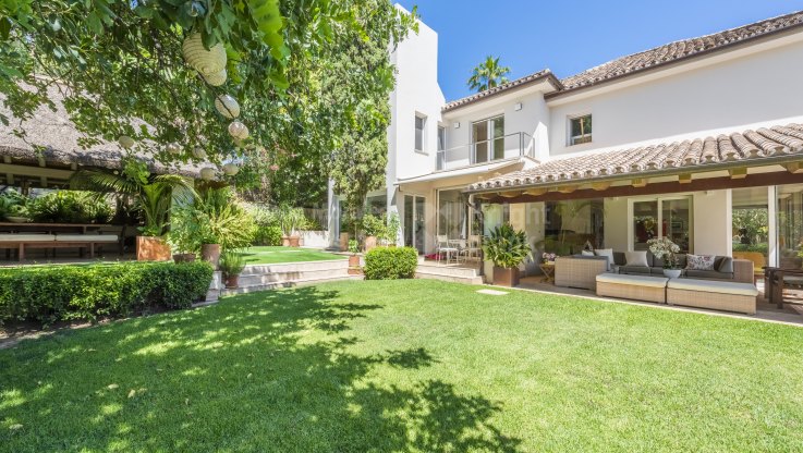An architectural gem in a privileged location - Villa for sale in Marbella Hill Club, Marbella Golden Mile