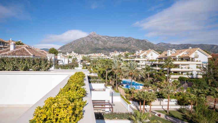 Nice penthouse on two levels in prestigious área - Duplex Penthouse for sale in Las Lomas del Marbella Club, Marbella Golden Mile