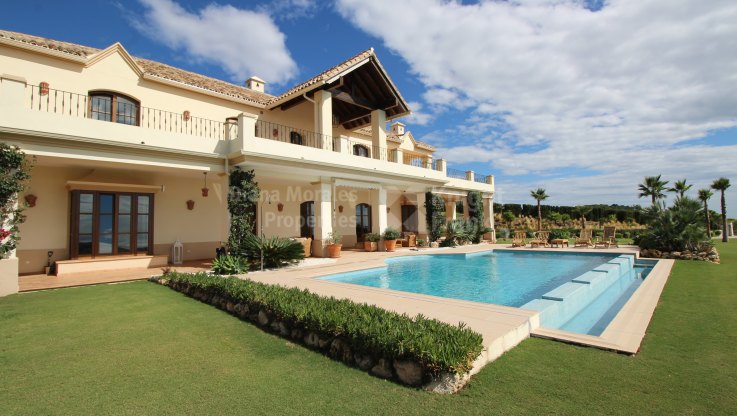 Espectacular villa con imponentes vistas - Villa en venta en El Velerin, Estepona