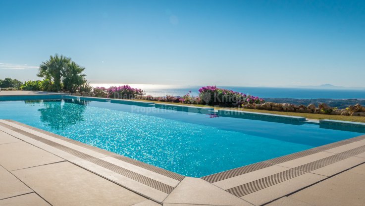 Spectacular villa with exceptional panoramic views - Villa for sale in El Velerin, Estepona