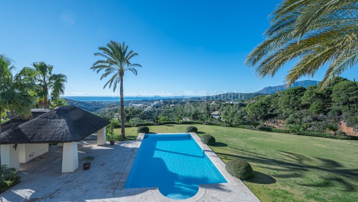 Marbella Club Golf Resort, Elegante Villa mit Panoramablick auf Meer und Berge