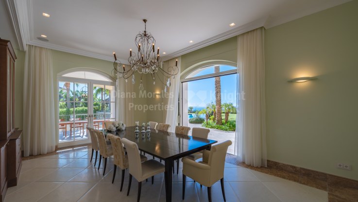 Elegant villa with panoramic sea and mountain views - Villa for sale in Marbella Club Golf Resort, Benahavis