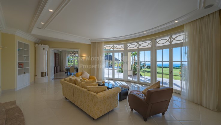 Elegante villa con vistas panorámicas al mar y la montaña - Villa en venta en Marbella Club Golf Resort, Benahavis
