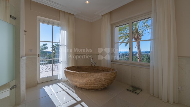 Elegant villa with panoramic sea and mountain views - Villa for sale in Marbella Club Golf Resort, Benahavis