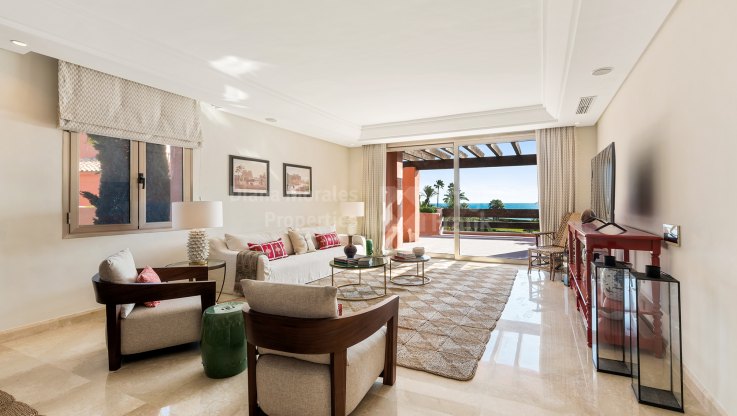 First-floor beachfront apartment in East Marbella - Apartment for sale in Los Monteros, Marbella East