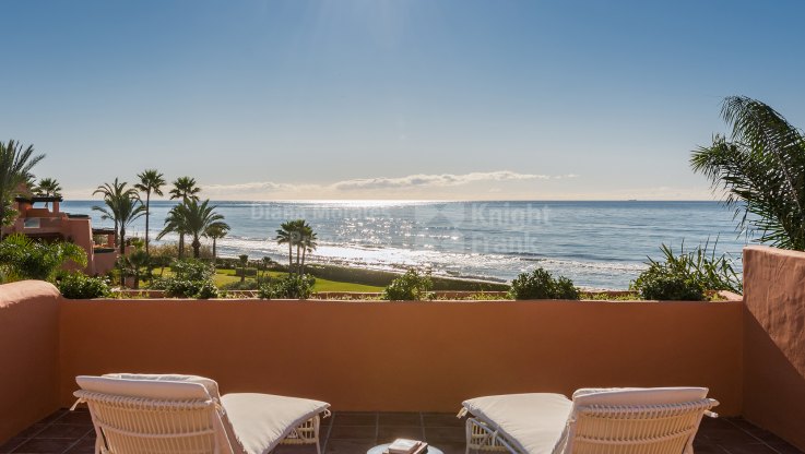 Front Strand Penthouse - Zweistöckiges Penthouse zum Verkauf in Los Monteros, Marbella Ost