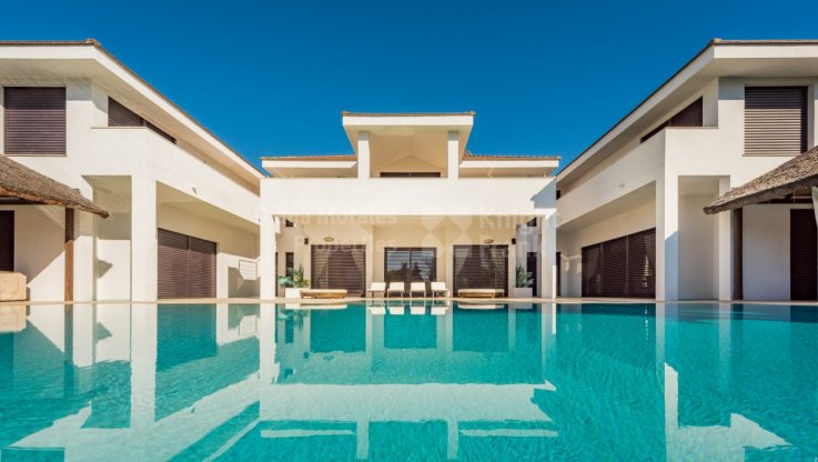 Moderner Lebensstil am Strand - Villa zum Verkauf in Guadalmina Baja, San Pedro de Alcantara