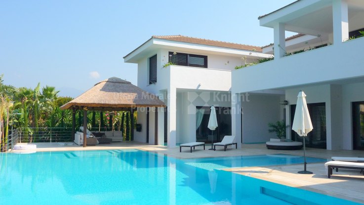Modern Lifestyle In Beachside Area - Villa for sale in Guadalmina Baja, San Pedro de Alcantara