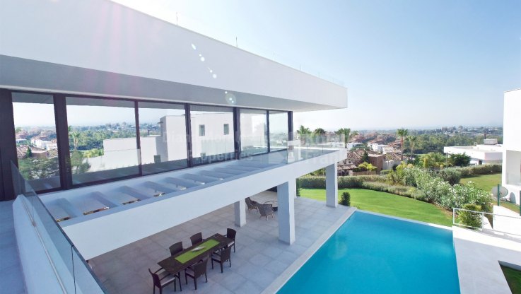 Совершенно новый дом современного дизайна - Вилла на продажу в La Alqueria, Бенахавис