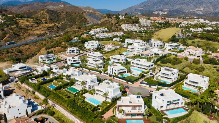 Los Olivos, Modern living within gated community