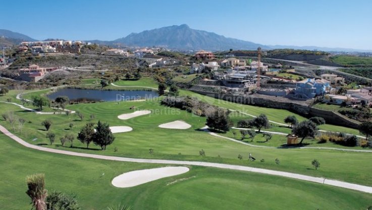 La Alqueria, Между полями для гольфа
