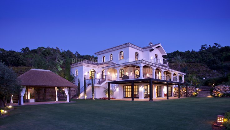 Preciosa propiedad integrada en la naturaleza - Villa en venta en La Zagaleta, Benahavis