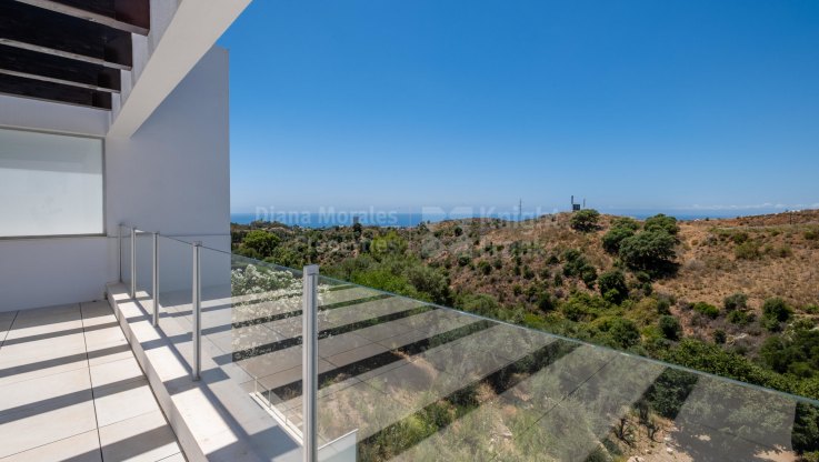 Lichtdurchflutetes Duplex mit Panoramablick - Doppelhaus zum Verkauf in Lomas de los Monteros, Marbella Ost