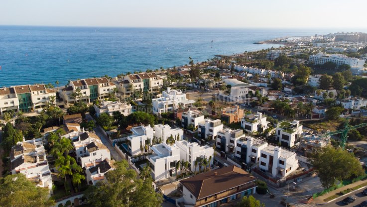 Marbella Golden Mile, Villas under construction just steps from the beach