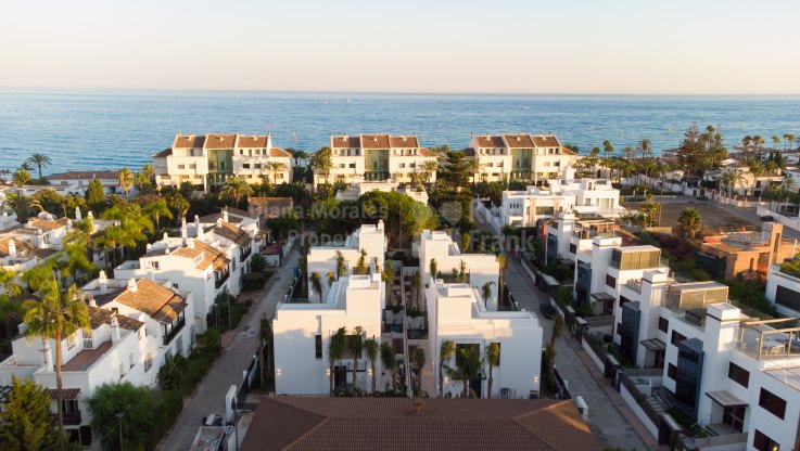 Marbella Golden Mile, Villas under construction just steps from the beach