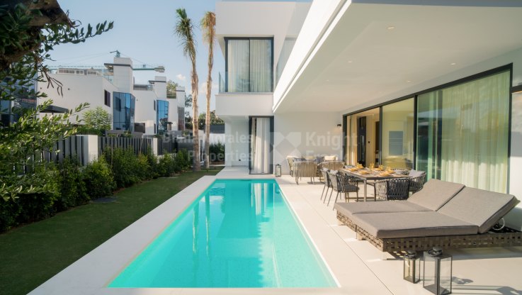 Villa im Bau in Gehweite zu Puerto Banús - Villa zum Verkauf in Rio Verde Playa, Marbella Goldene Meile