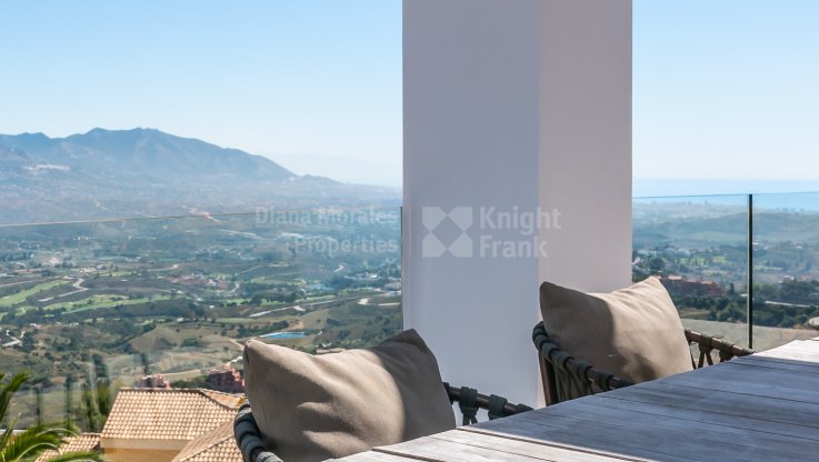 Townhouse in a beautiful location with panoramic views - Semi Detached House for sale in La Mairena, Marbella East