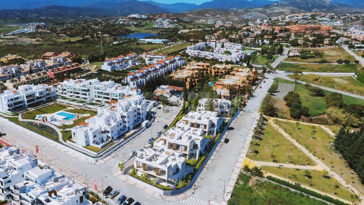 Los Miradores del Sol, 3 and 4 bedroom townhouses with modern design