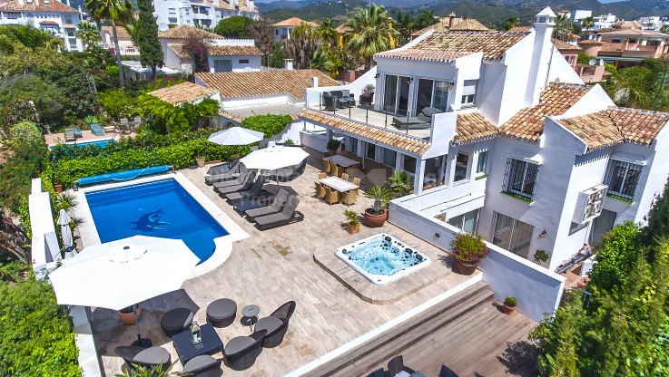 Casas a escasos metros de la playa - Villa en alquiler en Las Chapas, Marbella Este