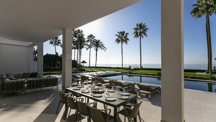 Impressive frontline beach villa for rent - Villa for rent in Los Monteros, Marbella East
