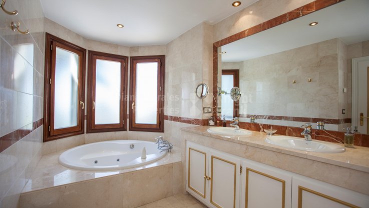 Luxuriöse Villa in hervorragender Lage - Villa zum Verkauf in Sierra Blanca, Marbella Goldene Meile