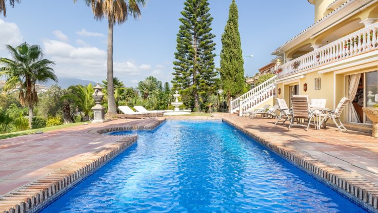Paraiso Medio, Villa de estilo andaluz junto al golf