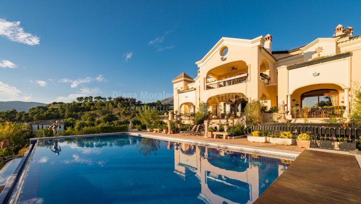 Great family villa with 3 swimming pools - Villa for sale in La Zagaleta, Benahavis