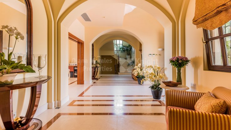 Imposing hilltop mansion - Villa for sale in Marbella Hill Club, Marbella Golden Mile