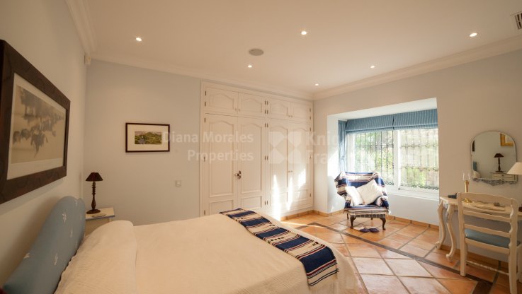 Вид на гольф в горной местности - Вилла на продажу в Marbella Club Golf Resort, Бенахавис