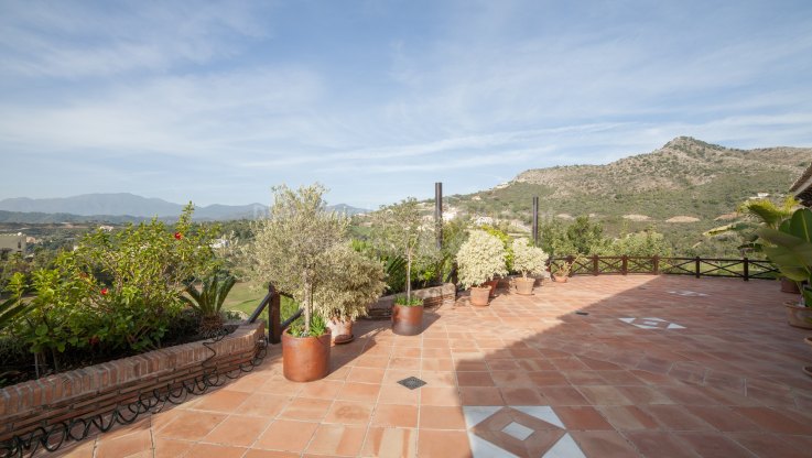 Вид на гольф в горной местности - Вилла на продажу в Marbella Club Golf Resort, Бенахавис