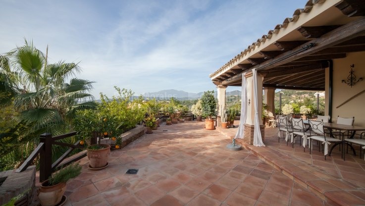 Вид на гольф в горной местности - Вилла на продажу в Marbella Club Golf Resort, Бенахавис