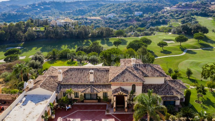 Вид на гольф в горной местности - Вилла на продажу в Marbella Club Golf Resort, Бенахавис