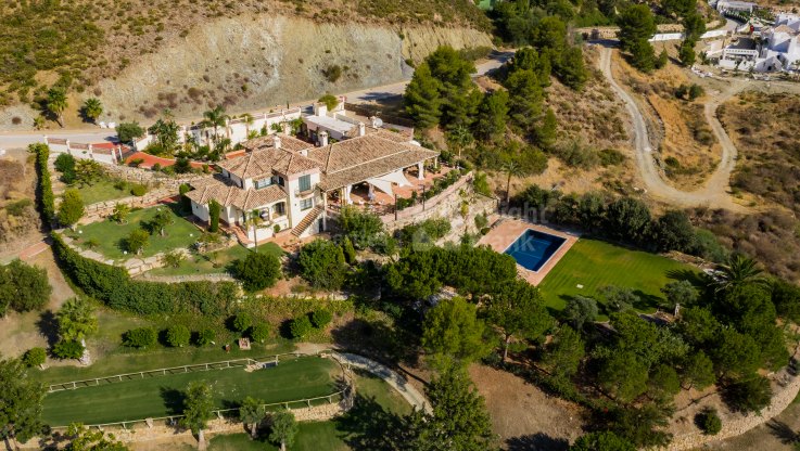 Вид на гольф в горной местности - Вилла на продажу в Marbella Club Golf Resort, Бенахавис