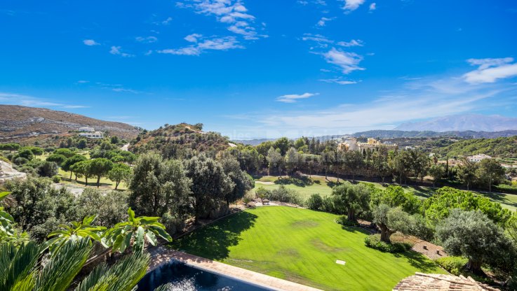 Vistas al golf en un ambiente de montaña - Villa en venta en Marbella Club Golf Resort, Benahavis