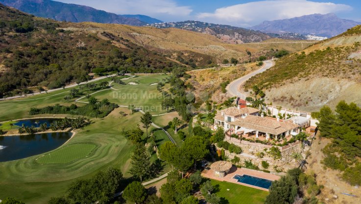 Golfblick in einer Berglandschaft - Villa zum Verkauf in Marbella Club Golf Resort, Benahavis