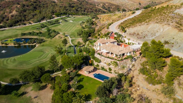 Vue sur le golf dans un cadre montagneux - Villa à vendre à Marbella Club Golf Resort, Benahavis