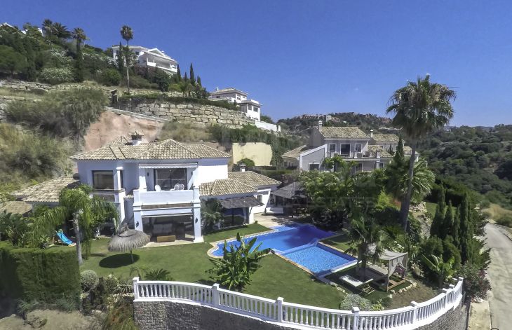 Espléndida villa balinesa con todas las comodidades en el Puerto del Almendro, Benahavís