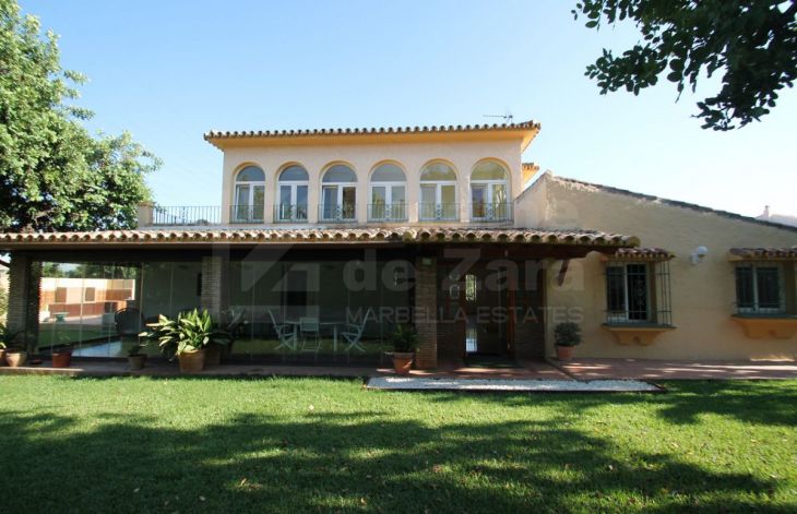 Amplia villa reformada con 4 dormitorios en el casco urbano de Marbella