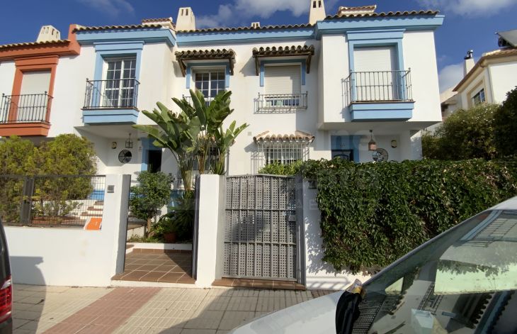 Beautiful three-story townhouse in a beautiful and quiet urbanization in Valdeolletas, Marbella