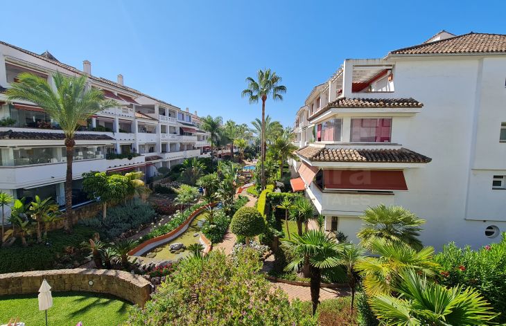 Soleado apartamento de dos dormitorios en estado impecable situado en la Milla de Oro de Marbella