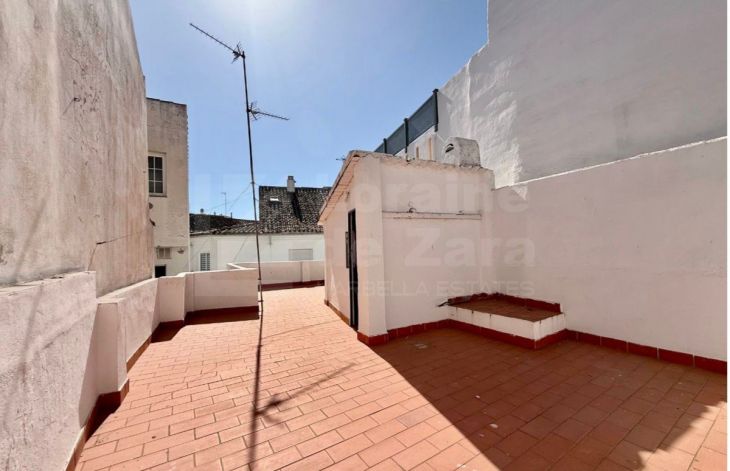 Casa de tres plantas a reformar en el casco antiguo de Marbella