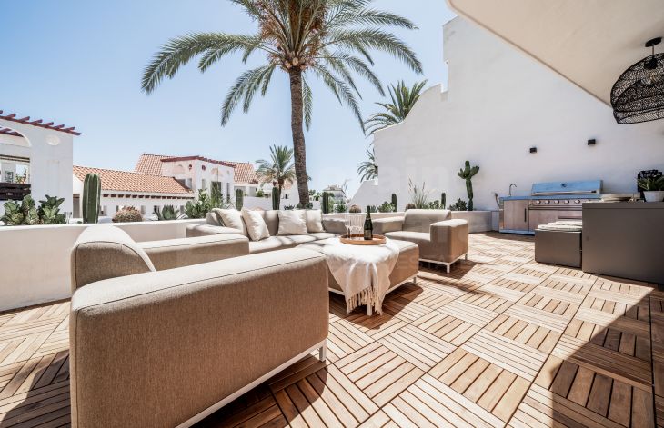 Amplio piso de 2 dormitorios en conjunto residencial en Nueva Andalucía, Marbella