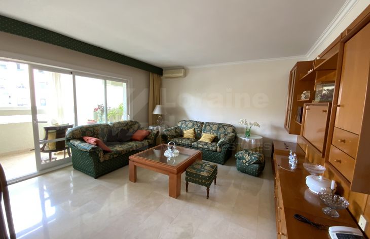 Spacious and bright 3 bedroom apartment in Marbella center.