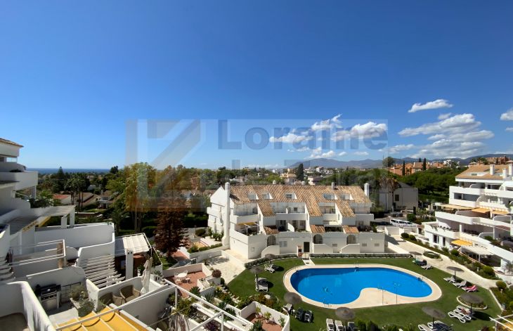 Sunny 3-bedroom duplex penthouse in El Dorado Urbanization, Nueva Andalucía, Marbella