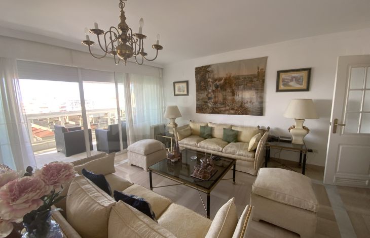Bright duplex penthouse with sea views in the center of Marbella