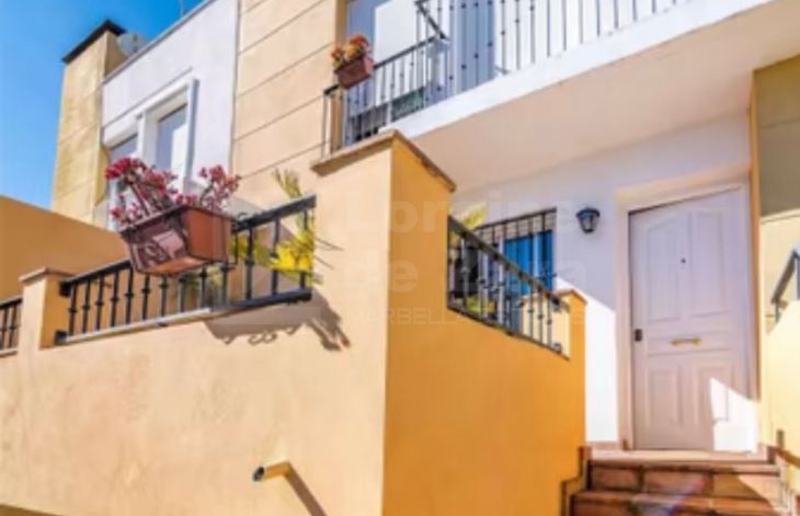 Amplia casa adosada de 3 dormitorios y un apartamento independiente en Xarblanca, Marbella