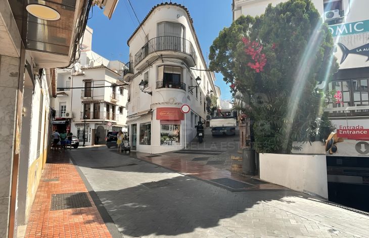 Edificio con 2 locales y 2 apartamentos en el casco antiguo de Marbella