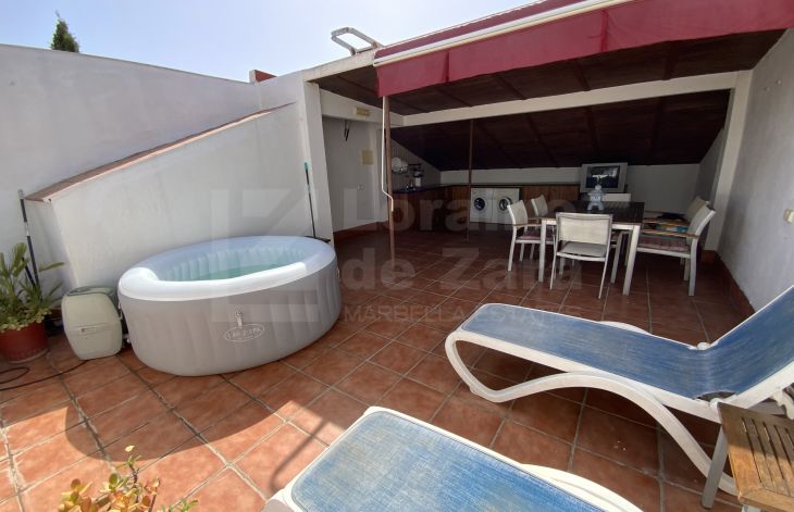 Apartamento dúplex muy soleado de 2 dormitorios con plaza de garaje en Marbella