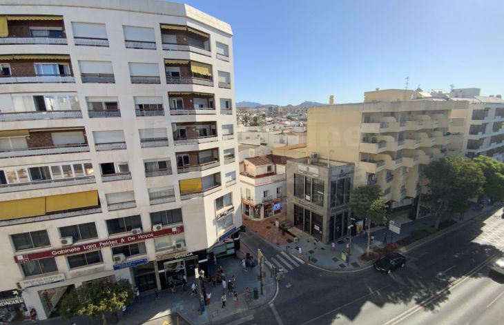 Dos pisos unidos en pleno centro de Marbella con vistas abiertas.