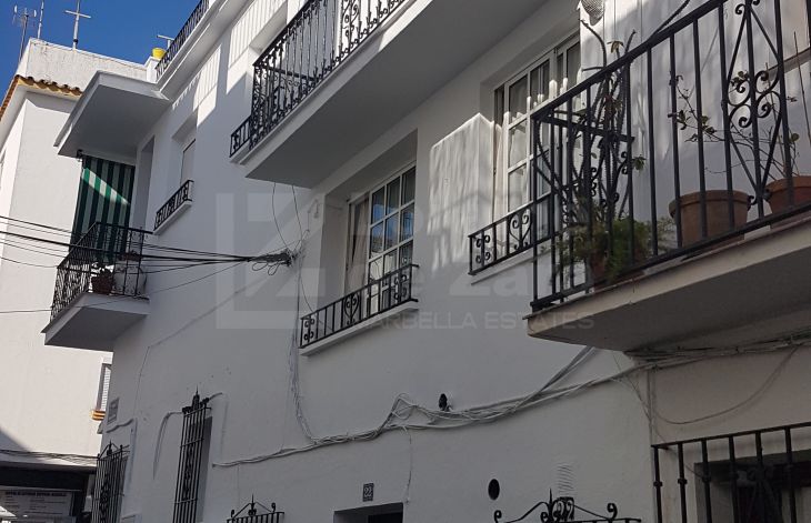 Casa en esquina con 4 dormitorios y un local comercial en Marbella